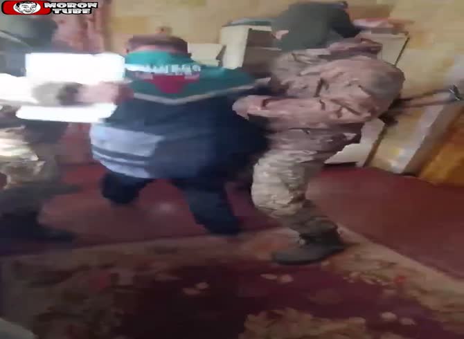 Video :Shock - Soldiers make a Ukrainian guy fight